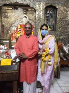 Sara Reached Ganesh Temple : महाकाल के बाद खजराना गणेश पहुंची बेटी सारा और अमृता