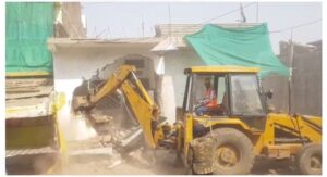 Sendhwa MP News: पथराव करने वालों के मकानों को पत्थरों में बदलने की कार्यवाही प्रारंभ