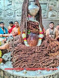 Ujjain News: बाबा महाकाल को अर्पित किये हुए सवा लाख रुद्राक्ष मंदिर समिति ने विश्व हिन्दू परिषद को सौपे 