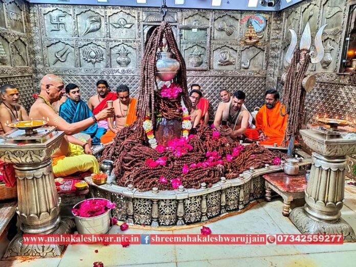 Ujjain News: बाबा महाकाल को अर्पित किये हुए सवा लाख रुद्राक्ष मंदिर समिति ने विश्व हिन्दू परिषद को सौपे