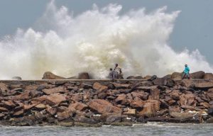Biparjoy's Havoc : बिपरजॉय गुजरात के तट के नजदीक, तूफान से तबाही दिखाई देने लगी!