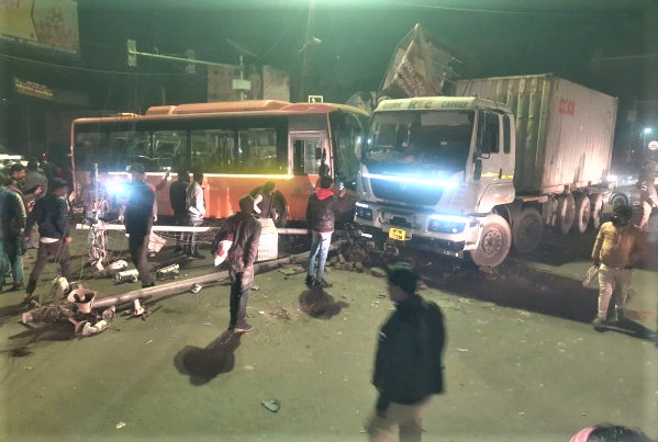 Road Accident : बेकाबू बस ने राहगीरों को रौंदा, 6 लोगों की मौत; 9 घायल