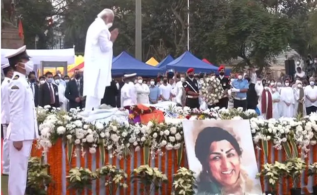 Lata Funeral : पंचतत्व में विलीन हुईं लता, भाई ने स्वर कोकिला को मुखाग्नि दी 