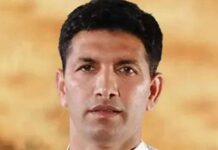 PCC चीफ जीतू पटवारी ने लिखा सीएम को पत्र, लिखा मिस्टर इंडिया फिल्म का गाना जिंदगी की यही रीत है…हार के बाद ही जीत है… मध्य प्रदेश: पूर्व मंत्री जीतू पटवारी को विधानसभा ने नोटिस जारी किया, सदन में कांग्रेस विधायकों का हंगामा न्यूज डेस्क, अमर उजाला, भोपाल Published by: आनंद पवार Updated Wed, 16 Mar 2022 01:10 PM IST सार राज्यपाल के अभिभाषण के बहिष्कार के मामले में कांग्रेस विधायक जीतू पटवारी को बुधवार को विधानसभा ने नोटिस जारी किया है। इस पर सदन में कांग्रेस विधायकों ने नारेबाजी और हंगामा किया। मध्य प्रदेश विधानसभा (फाइल फोटो) मध्य प्रदेश विधानसभा (फाइल फोटो) - फोटो : अमर उजाला विस्तार कांग्रेस विधायक जीतू पटवारी को बुधवार को विधानसभा ने नोटिस जारी किया है। राज्यपाल के अभिभाषण के बहिष्कार के मामले में ये कार्रवाई की गई है। इस पर सदन में कांग्रेस विधायकों ने नारेबाजी और हंगामा किया। विधानसभा की तरफ से जीतू पटवारी को जारी नोटिस पर गोविंद सिंह ने विरोध दर्ज कराया। इसके बाद विधानसभा अध्यक्ष ने नियम पढ़कर बताया। नरोत्तम मिश्रा ने कहा कि कोई खेद प्रकट नहीं करेगा। इसके बाद कांग्रेस विधायकों ने सदन में नारेबाजी शुरू कर दी और जमकर हंगामा किया