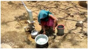 People Wandering For Water: मंत्री की विधानसभा का हाल,गांव में कोई बेटी ब्याहता नही