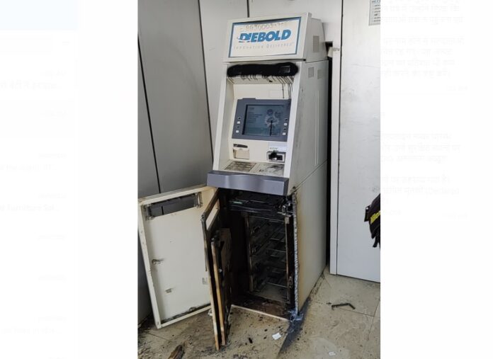 ATM तोड़कर चोरी - FSL टीम और पुलिस अधिकारी जांच में जुटे