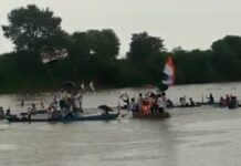 नदी में निकाली तिरंगा यात्रा बारिश में भी कम नहीं हुआ लोगों का उत्साह