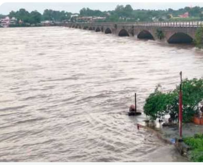 Narmada river water level flowing 2 meters above danger mark in Omkareshwar