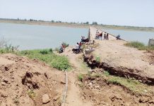 PWD द्वारा राजघाट पुल कंडम घोषित: फिर भी लोग जान जोखिम में डाल टूटे पुल से कर रहे आवागमन