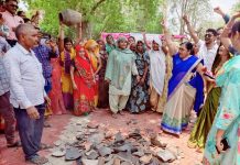 कस्बे में पानी के लिए अनोखा प्रदर्शन, कांग्रेसी सहित आम लोगों ने नगर पालिका कार्यालय के बाहर फोड़े मटके