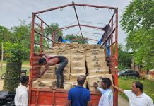 खाद-बीज के नाम पर ट्रक से कर रहे थे शराब की तस्करी, मेडिसिन के कार्टून में भरी थी शराब, पुलिस गिरफ्त में