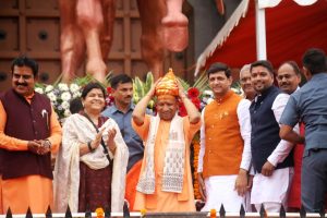 Yogi Inaugurated Statue of Shivaji : छत्रपति शिवाजी की प्रतिमा का लोकार्पण UP के मुख्यमंत्री ने किया!