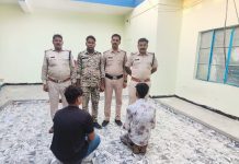 युवकों ने हथियारों के साथ सोशल मीडिया पर वायरल किये वीडियो एवं फ़ोटो, पहुंचे हवालात