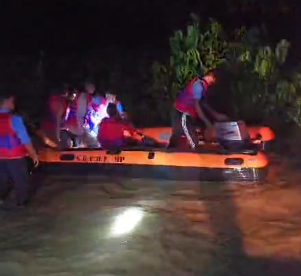 Rescue Operation: छतरपुर प्रशासन, पुलिस एवं SDERF की संयुक्त टीम ने 59 लोगों को टापू से सुरक्षित बाहर निकाला