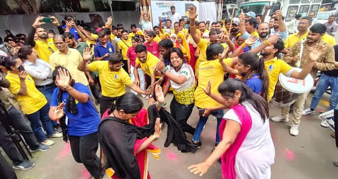 IMG 20250719 WA0019 तुलसी नगर में वार्ड 37 के स्वच्छता मित्रों का पुष्प वर्षा से हुआ अनूठा सम्मान, उनके साथ भोजन!