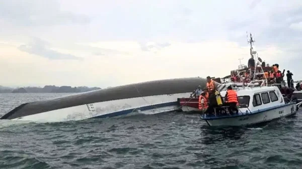 Vietnam : पर्यटकों से भरा क्रूज जहाज़ डूबा, अबतक 37 की मौत,48 यात्री सवार थे ! Vietnam : पर्यटकों से भरा क्रूज जहाज़ डूबा, अबतक 37 की मौत,48 यात्री सवार थे !