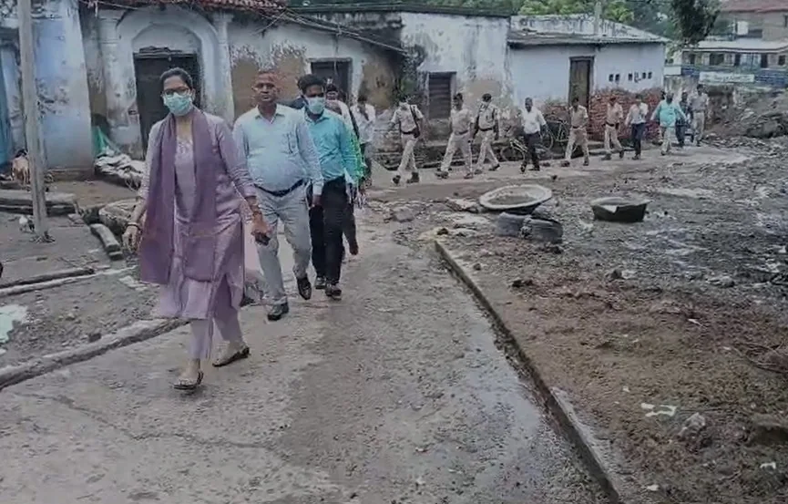 Angry Collector: गंदगी देख इंजीनियर पर भड़की कलेक्टर, कहा- पैसा खाकर बैठ गए हो! Angry Collector: गंदगी देख इंजीनियर पर भड़की कलेक्टर, कहा- पैसा खाकर बैठ गए हो!