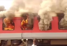 Garib Rath Express Catches Fire: लुधियाना से दिल्ली जा रही गरीब रथ ट्रेन में लगी आग, भयावह Video आया सामने !