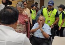 DAVV के पूर्व कुलपति नरेंद्र धाकड़ व्हीलचेयर पर पहुंचे कलेक्टर की जनसुनवाई में, पुत्र पर मारपीट का आरोप