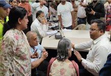 DAVV के पूर्व कुलपति नरेंद्र धाकड़ को बहु-बेटे ने निकाला घर से: पहुंचे कलेक्टर की जनसुनवाई में, बोले-बेटे बहु ने मारा- पीटा..घर से निकाला.. संपत्ति हड़पी.. अब आप ही सहारा!!