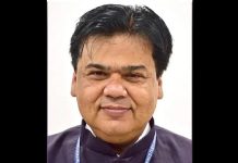 पूर्व IAS अधिकारी ने पूर्व सहकर्मियों से निलंबन के लिए माफी मांगी