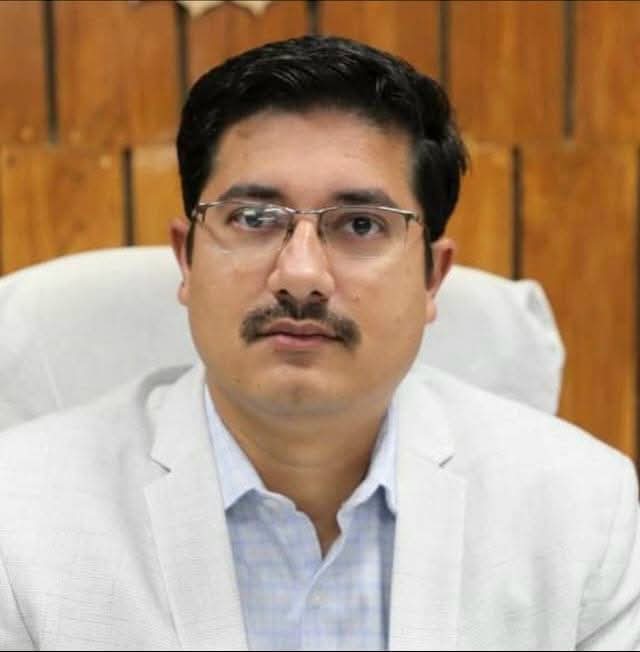 Kissa-A-IAS: IAS Rishav Gupta: सॉफ्टवेयर इंजीनियर से कलेक्टर तक का प्रेरक सफर 