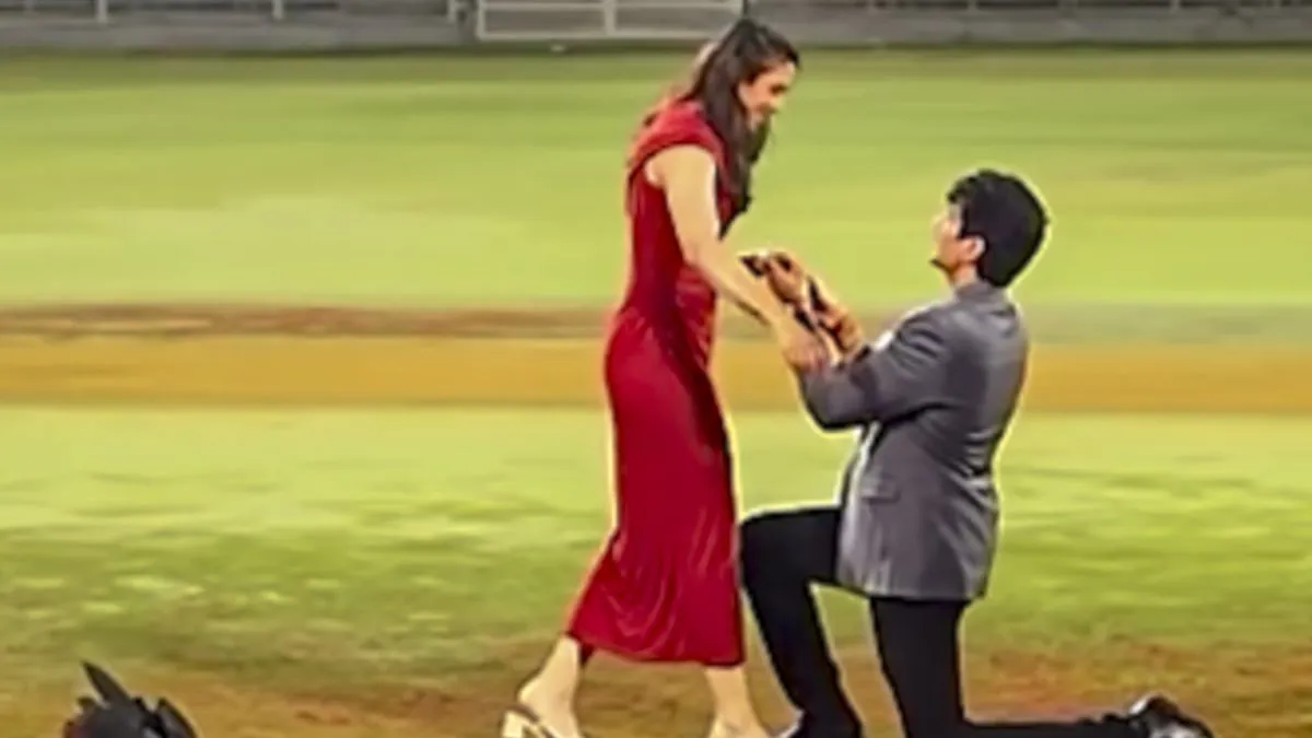 Muchhal-proposes-Smriti-1763728315392