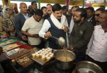 Tea With CM Dr Yadav: मुख्यमंत्री डॉ यादव ने उज्जैन बस स्टैंड पर चाय बनाते हुए नागरिकों से की चर्चा