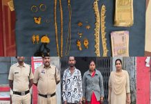 नौकरानी ने पार किए लाखों के जेवर और कैश, आरोपी पति-पत्नी गिरफ्तार