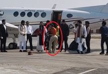 बाबा बागेश्वर के चरणों में झुके ऑन ड्यूटी TI , सोशल मीडिया पर वीडियो वायरल होते ही TI हटाये गए !