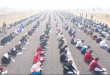 रनवे बना एग्जाम सेंटर… 10 हजार कैंडिडेट्स ने हवाई पट्टी पर बैठ दी परीक्षा,देखिये वीडियो
