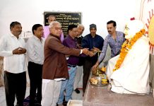 परम पूज्य डोंगरे महाराज की स्मृति में श्री बद्रीनारायण सेवा ट्रस्ट द्वारा संचालित अन्न क्षेत्र में निराश्रितों को कराया भोजन!