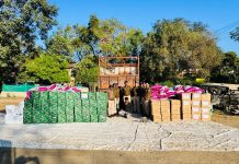 पशु आहार के नीचे छुपा कर परिवहन की जा रही 21 लाख रुपए की शराब जब्त