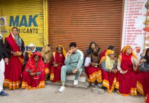 Mayor Embodies Simplicity : सादगी की मिसाल बने महापौर पुष्यमित्र भार्गव, निरीक्षण के दौरान सफाई मित्रों संग पी चाय!