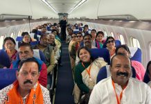 मंत्री कैलाश विजयवर्गीय की अनोखी पहल, आर्थिक रूप से कमजोर लोगों को कराया फ्लाइट में सफर