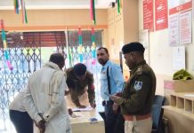 Police Reviewed Security Protocols : रतलाम पुलिस पहुंची बैंकों और पेट्रोल पंपों पर, सुरक्षा मानदंडों को परखा, बैंक में मौजूद ग्राहकों से सायबर फ्रॉड से बचने के उपायों के प्रति किया जागरूक!
