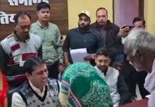 मुस्कान भरी जनसुनवाई: बुजुर्ग ने कलेक्टर से कहा- “मुझे साहब से ही मिलना है”