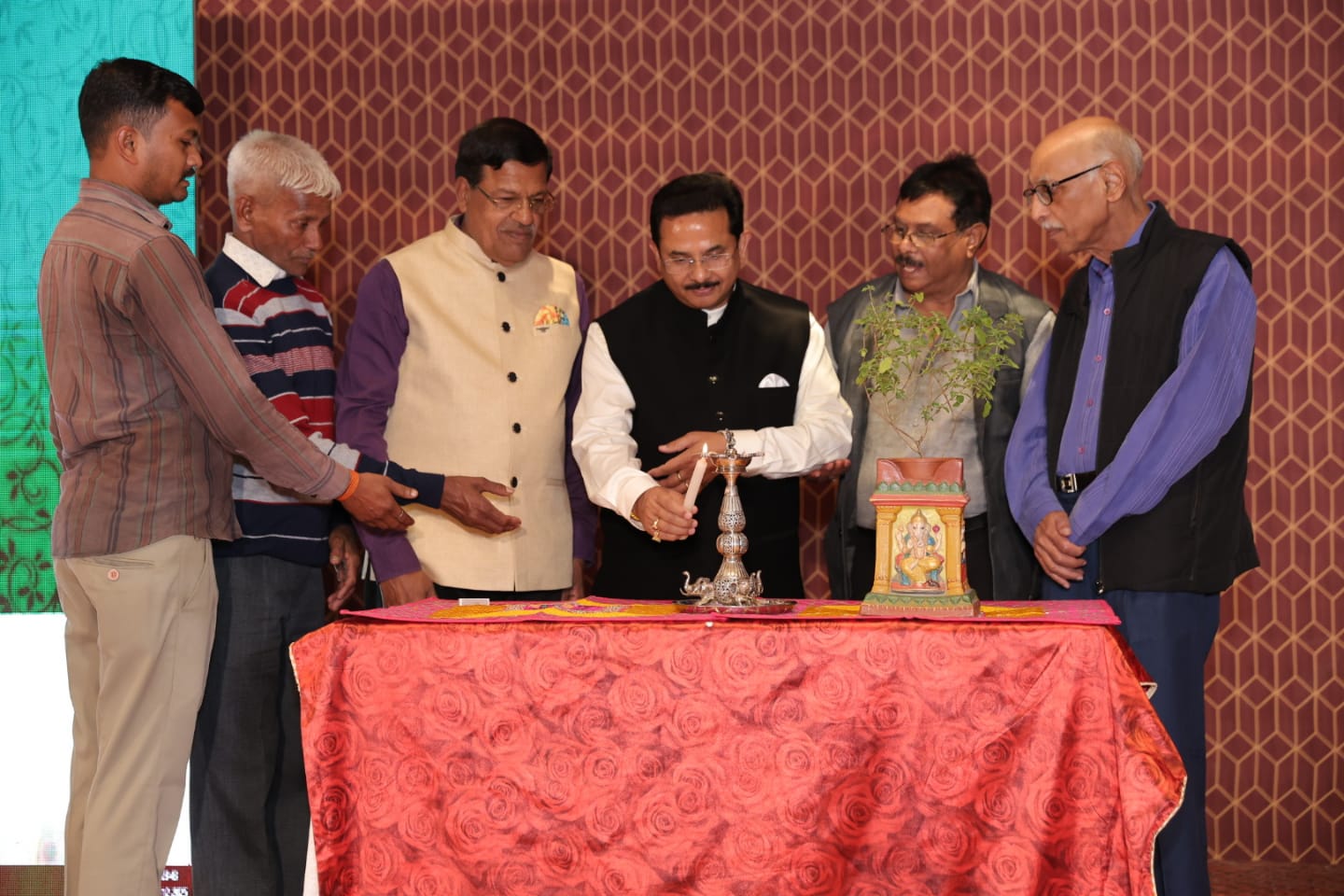 WhatsApp Image 2025 12 16 at 11.18.07 दीप प्रज्वलन कर कार्यक्रम की शुरुआत करते बब्बू माली, सहयोगी लोकेश कुमार एवं अन्य अतिथि