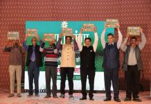 Mahesh Bansal’s Terrace Garden Coffee Table Book: टेरेस गार्डन पर विश्व की पहली कॉफ़ी टेबल बुक का गार्डन के माली और सहायक ने भी किया अतिथि रूप में लोकार्पण