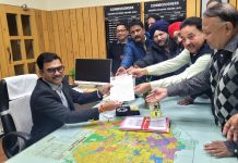 नव श्रंगारित प्रीतमलाल सभागार का किराया कम करने की मांग को लेकर संगीत आयोजकों ने इंदौर कमिश्नर को दिया ज्ञापन