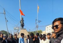 छतरपुर में पब्लिक टॉयलेट और सड़कों पर लगे बांग्लादेश मुर्दाबाद के पोस्टर, लोगों ने जूते-चप्पलों और गाड़ियों से रौंदा