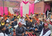 सिक्स लेन हाईवे निर्माण की मांग को लेकर संतों ने नो रोड नो टोल आंदोलन के तहत कराया टोल प्लाजा बंद, लगभग दो घंटे बंद रही टोल वसूली