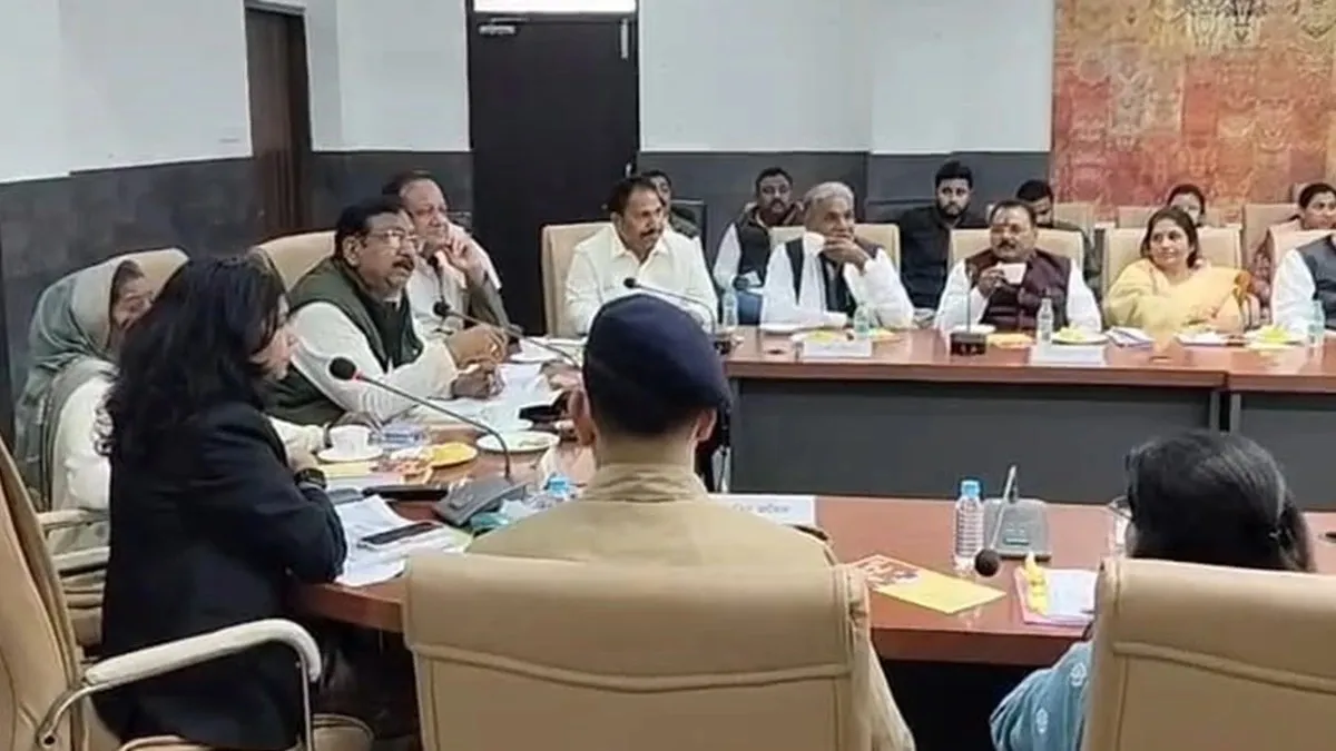 minister-vijay-shah-in-meeting-12154-1765698935286