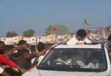 रोड शो में तेज ब्रेक में लगे झटके से केंद्रीय मंत्री ज्योतिरादित्य सिंधिया के पुत्र महाआर्यमन का सीना गाड़ी के अगले हिस्से से टकराया