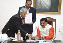 मंत्रि-परिषद की बैठक में मंत्रियों को मिले टैबलेट,पारदर्शिता और समय की बचत के लिए सभी मंत्री नई व्यवस्था का लें लाभ : मुख्यमंत्री डॉ. यादव