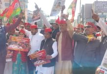 सपा ने किया कैलाश विजयवर्गीय के बंगले का घेराव: इस्तीफे और 50 लाख मुआवजे की मांग