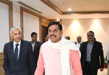 MP E Cabinet: टेबलेट लेकर पहुंचे CM और मंत्री