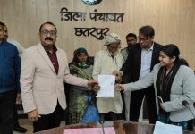 Impact of Jansunwai: अब मिल सकेगी बुजुर्ग की रूकी पेंशन, कलेक्टर के निर्देश पर डिप्टी कलेक्टर पहुंची आधार सेंटर और कराई E -KYC