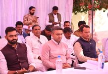 Collector Interact with Villagers: चूना फैक्ट्री प्रस्ताव पर शासन का पक्ष रखा, ग्रामीणों से विचार कर निर्णय लेने का आग्रह