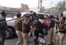 राष्ट्रीय राजमार्ग पर चक्का जाम कर रही भीड़ द्वारा यात्री बस पर जमकर तोड़फोड़ करने के बाद पुलिस का बल प्रयोग